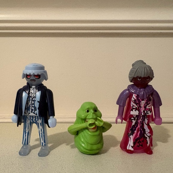 Ghostbusters lot includes figures, cars & firehouse - Picture 11 of 16